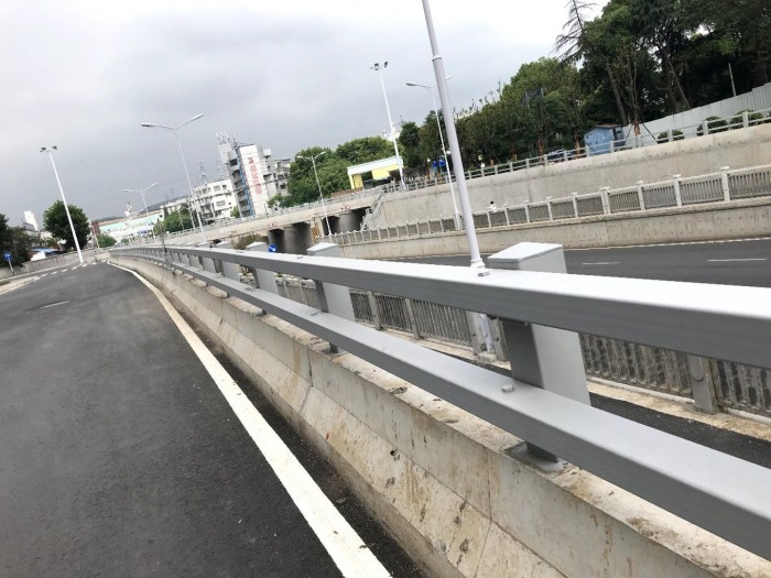 公路交通護(hù)欄